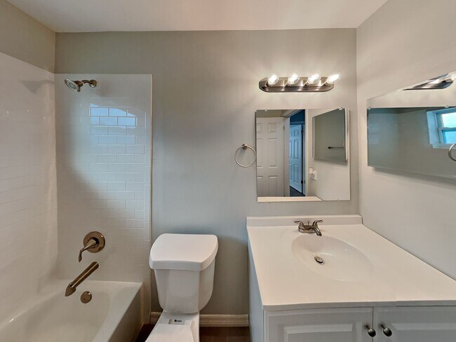 Building Photo - Charming 3-Bed Home in Spring Hill