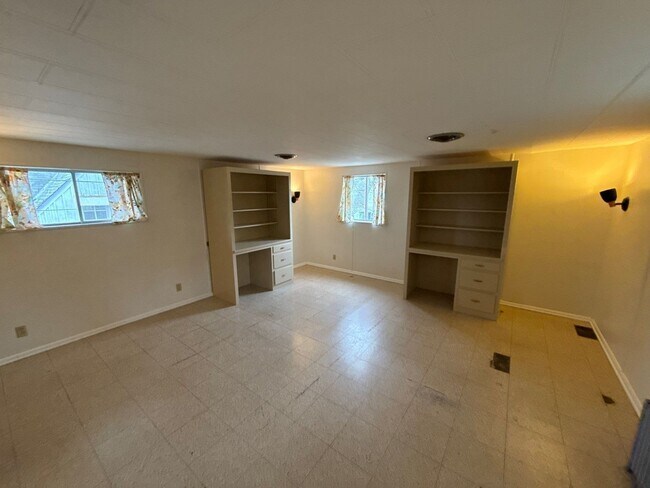 Building Photo - 1947 Marion St SE