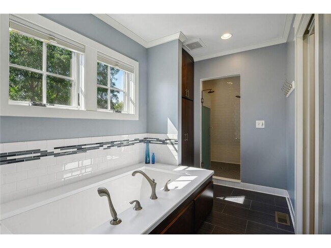 Building Photo - 4015 Wood End Dr