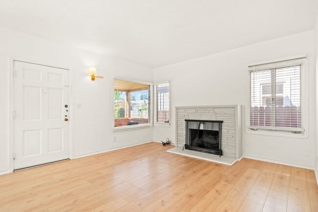 Building Photo - Charming Oakland Oasis with Detached Works...