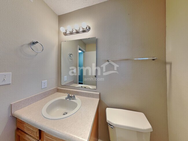 Building Photo - 5426 Alameda Rd