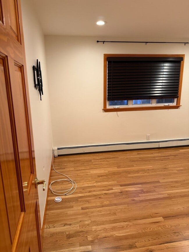 Building Photo - Charming 3BR apartment in East Meadow