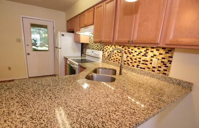 Building Photo - Woods Edge 2-Bedroom Townhome!