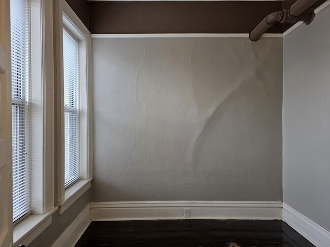 Building Photo - Updated 4-Bedroom Apartment in Oshkosh - 1...