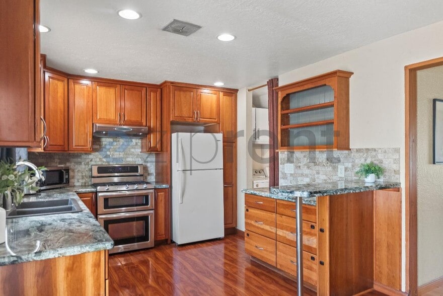 Building Photo - 3298 Cropley Ave