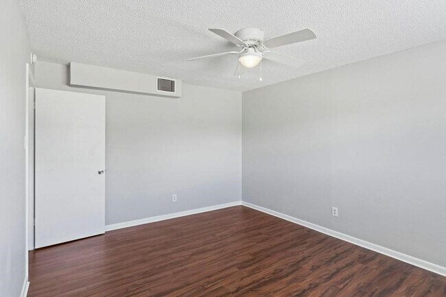 Building Photo - 932 7th Ave N