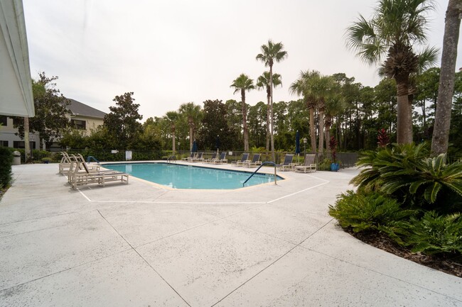 Building Photo - Belle Haven 2-Bedroom Condo with Pond View and Garage