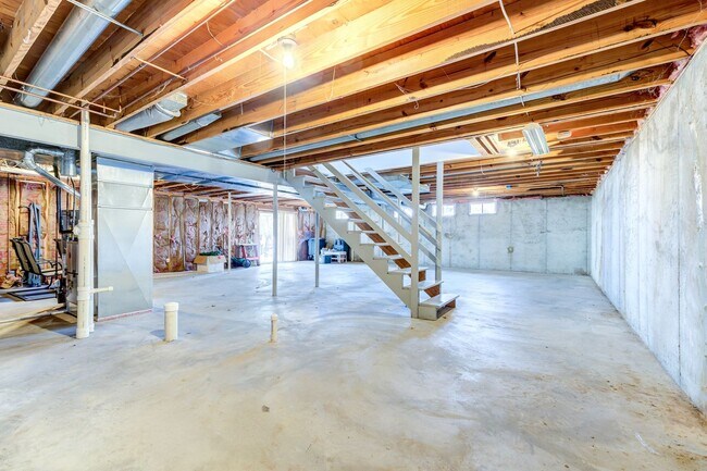 Building Photo - Spacious Parkway South Home with Walk-Out Basement & Large Backyard