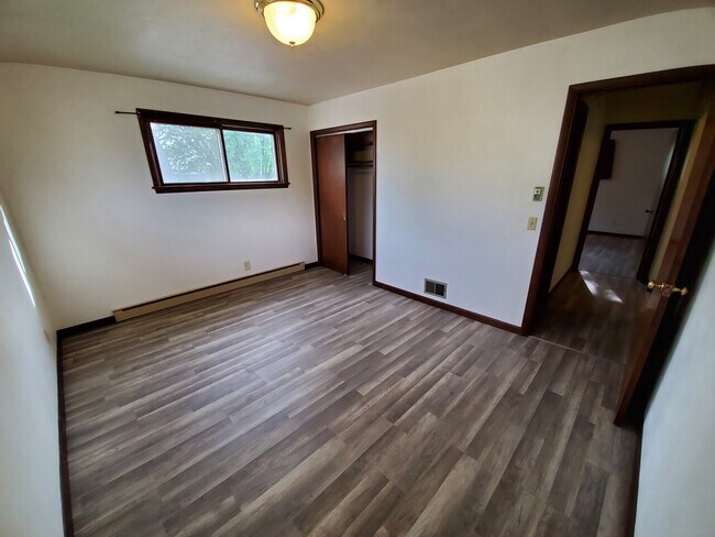 Building Photo - 212 E 5th