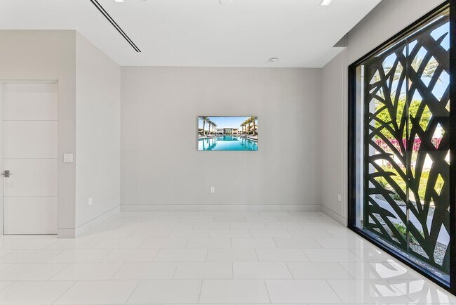 Building Photo - 6587 N Palmeraie Blvd