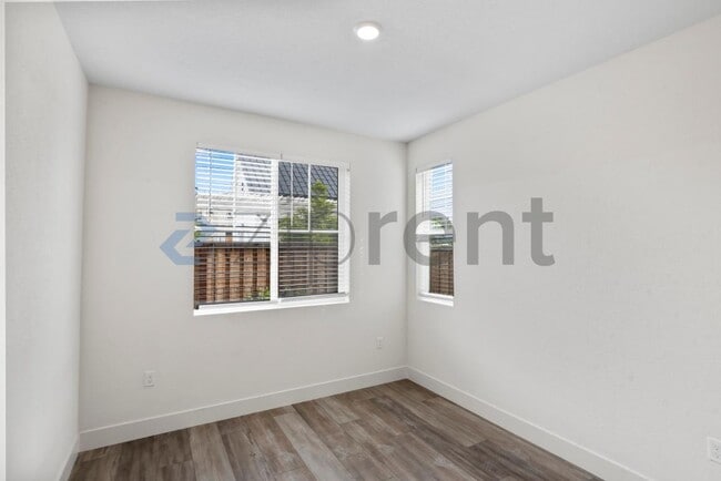 Building Photo - Unit