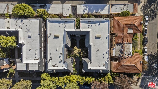 Building Photo - 6542 1/2 W Olympic Blvd