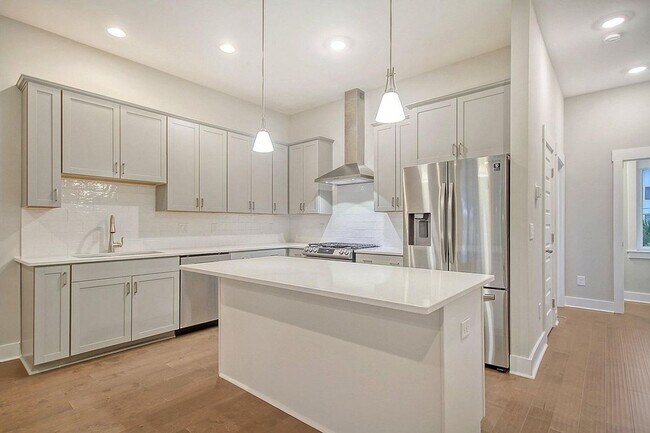 Building Photo - Available April 10th. Great 3 BR/3.5 BA Townhouse in Park Circle!