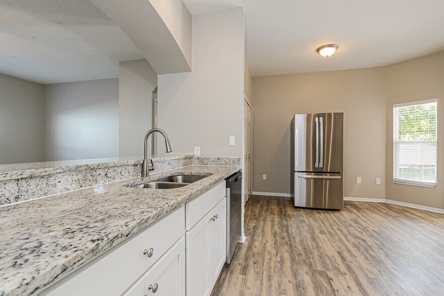 Building Photo - 204 Abbotsbury Dr