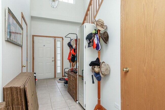 Building Photo - 904 Waterford Ln