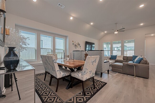 Building Photo - 4910 Tan Briar Dr