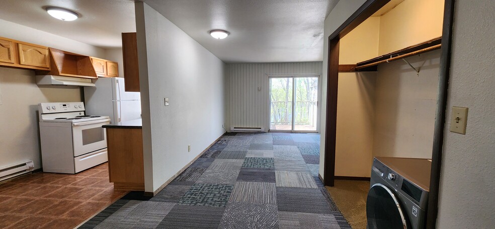 Building Photo - 2240 West Ave S