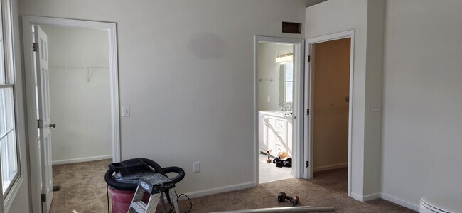 Building Photo - 431 Wheatfield Dr