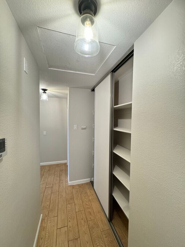 Building Photo - Great Views/3BED 2BATH/SOLAR/Move in ready