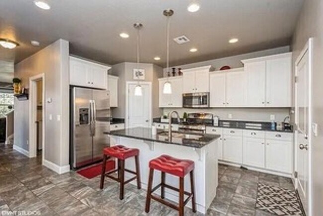 Building Photo - Modern Desert Living in a Bright & Spacious Townhome