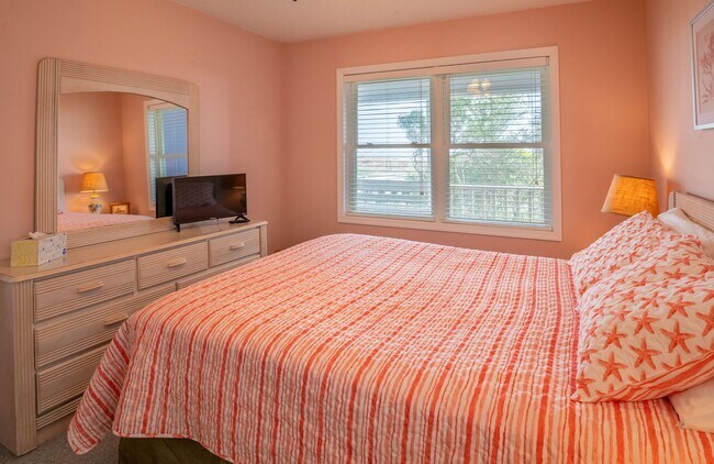 Building Photo - FURNISHED OFF-SEASON MONTHLY RENTAL-STARTI...