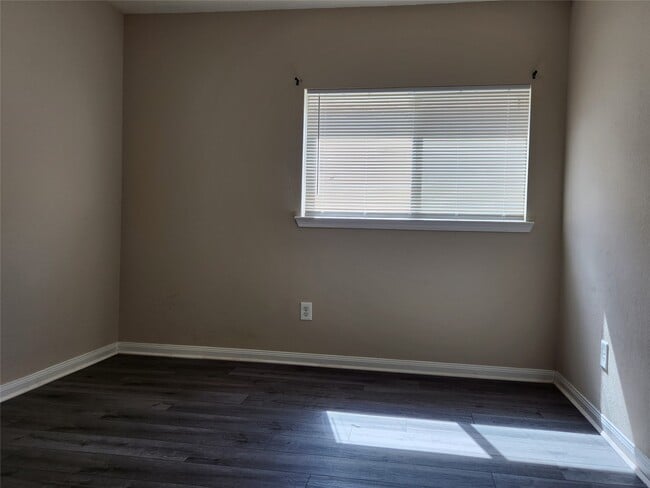 Building Photo - 2411 Village Stone Ct