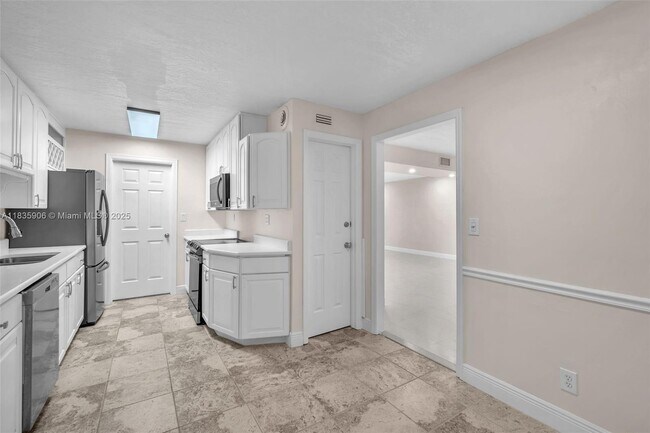 Building Photo - 250 E Royal Palm Rd