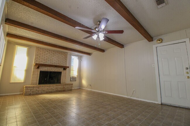 Building Photo - ********Move In Special- 1 Month Free!********