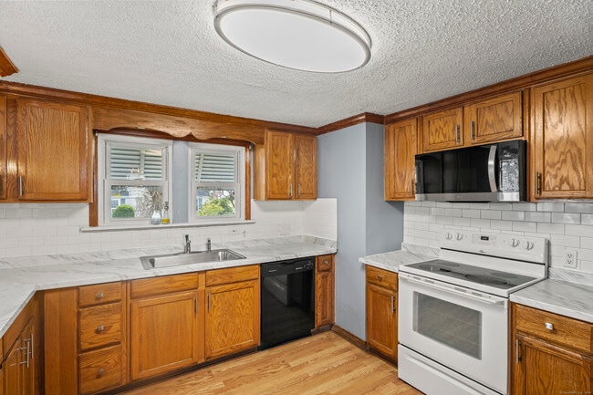 Building Photo - 518 Quaker Ln S