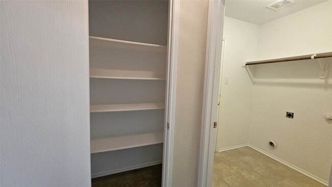 Building Photo - 715 Hallvale Dr