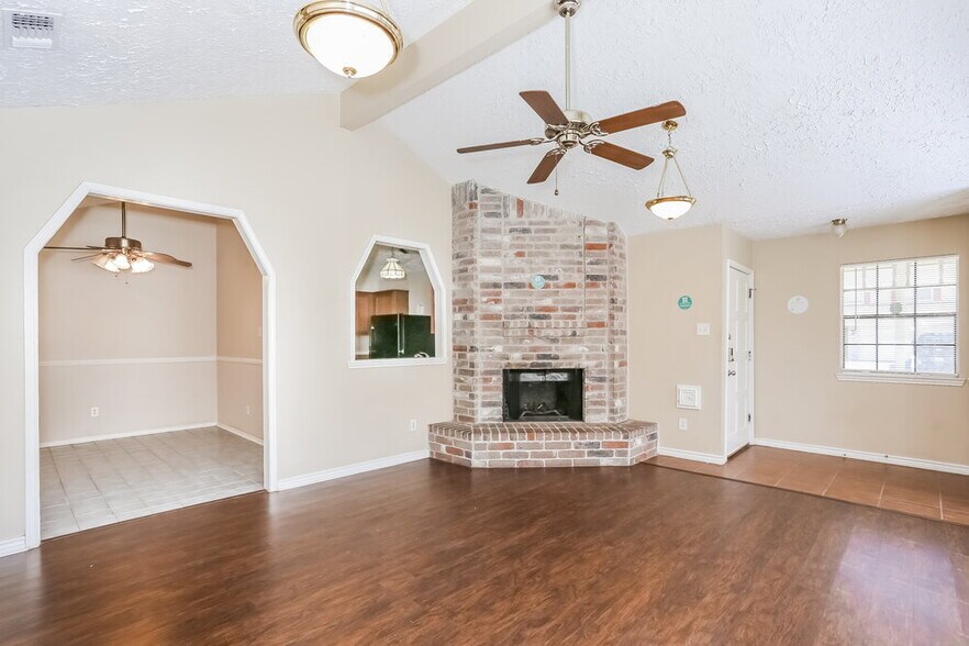 Building Photo - 11 Crestbriar Ct