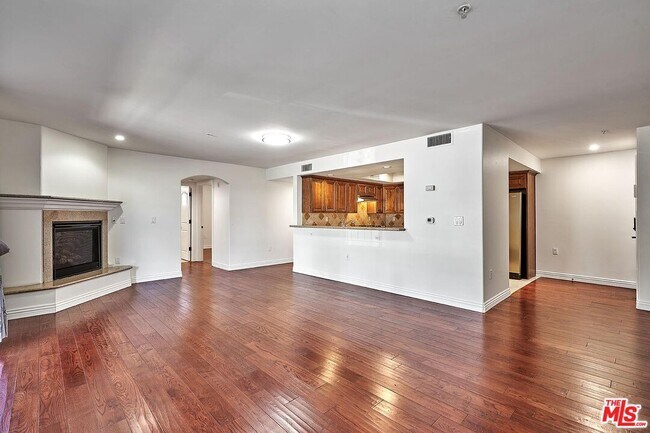 Building Photo - 4822 Elmwood Ave
