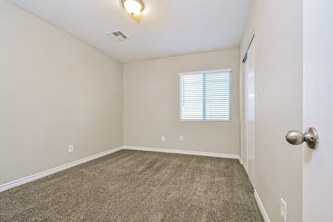 Building Photo - 1110 Cliffbrook Hedge Ave