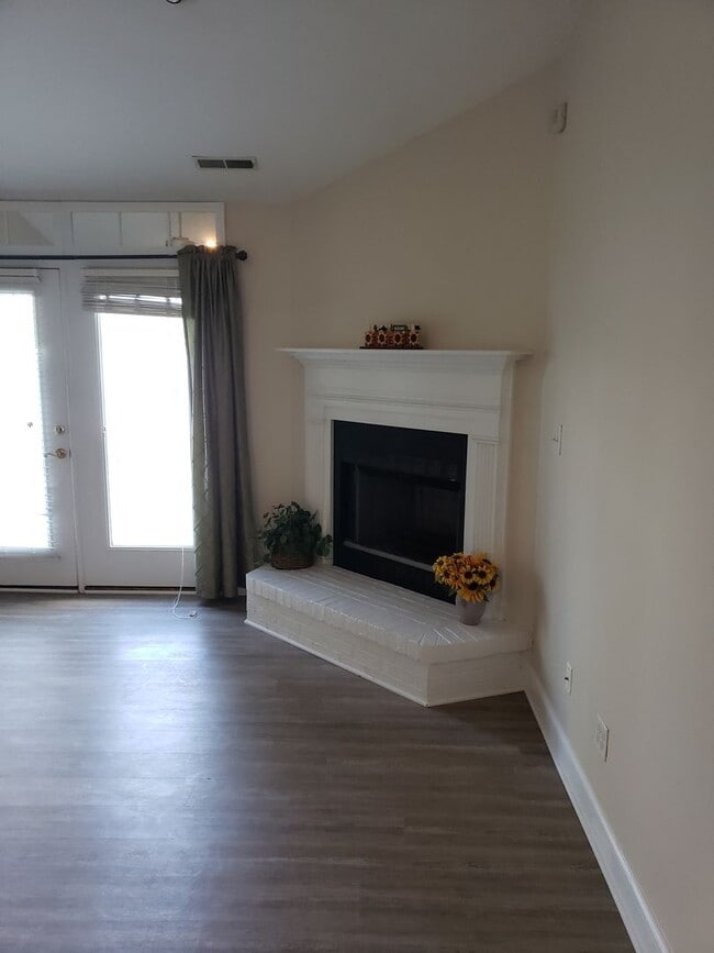 Building Photo - Beautiful Home on Lake Clermont