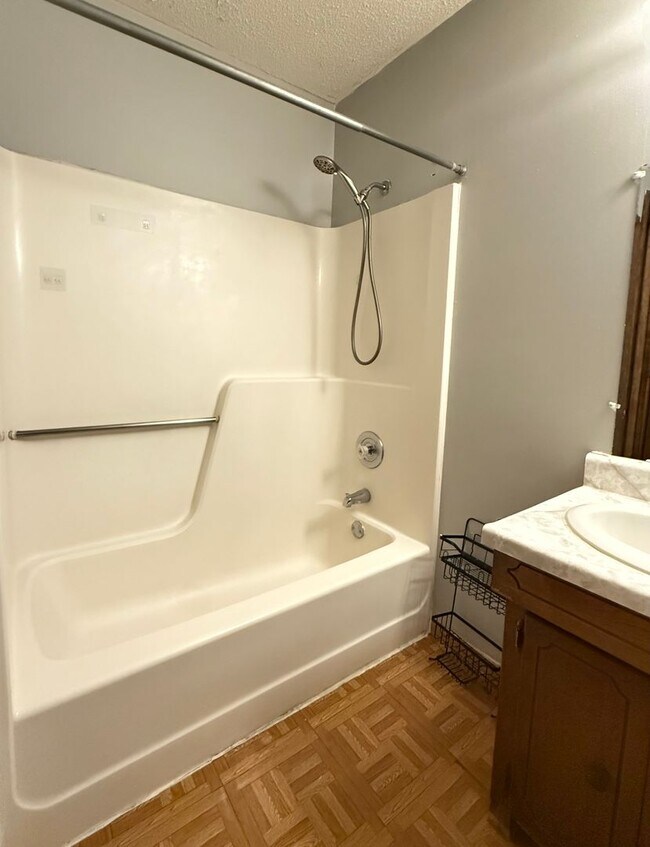 Building Photo - 133 Benton St