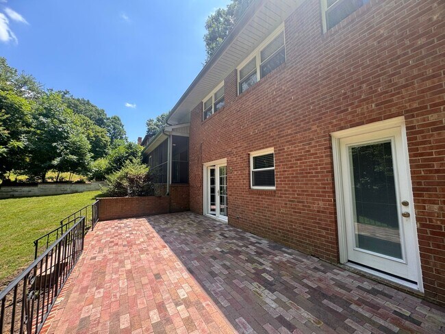 Building Photo - 4 Bedroom Jamestown Beauty!