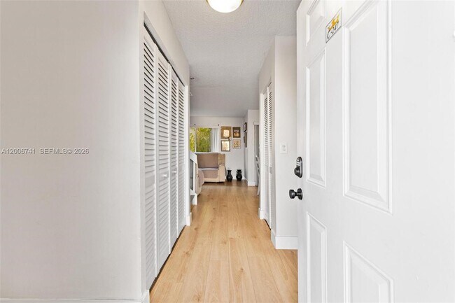 Building Photo - 6235 SW Kendale Lakes Cir