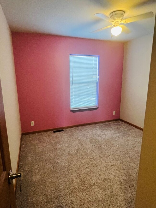 Building Photo - Charming Townhome, Prime Location, Cozy Living