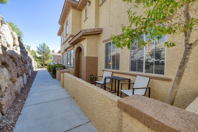 Building Photo - FULLY FURNISHED 2 BEDROOM CONDO IN THE NW WITH ATTACHED 2 CAR GARAGE