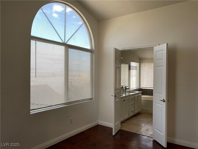 Building Photo - 4364 Mesa Hill Dr