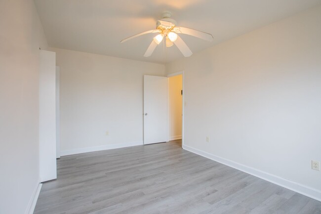 Building Photo - Charming 2 BR/1 BA Apartment in Rockville!