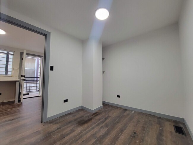Building Photo - 1833 W 21st St