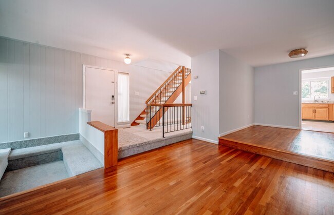 Building Photo - Spacious 5-Bedroom End-Unit Townhome in Reston with 3 Finished Levels, Renovated Kitchen & Fenced...