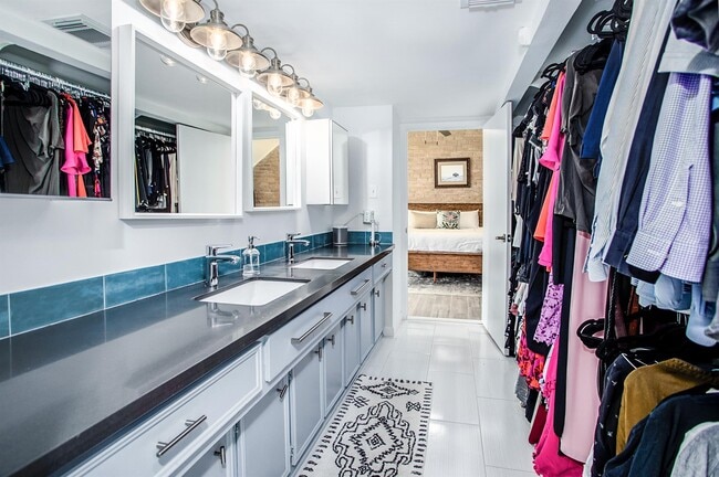 Building Photo - 1942 Indiana St