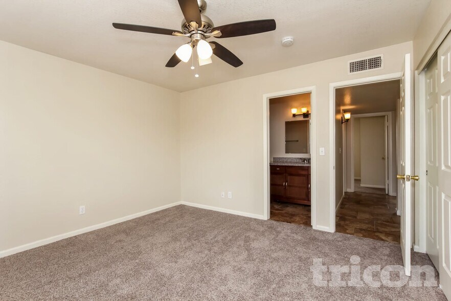 Building Photo - 6926 W Cameron Dr