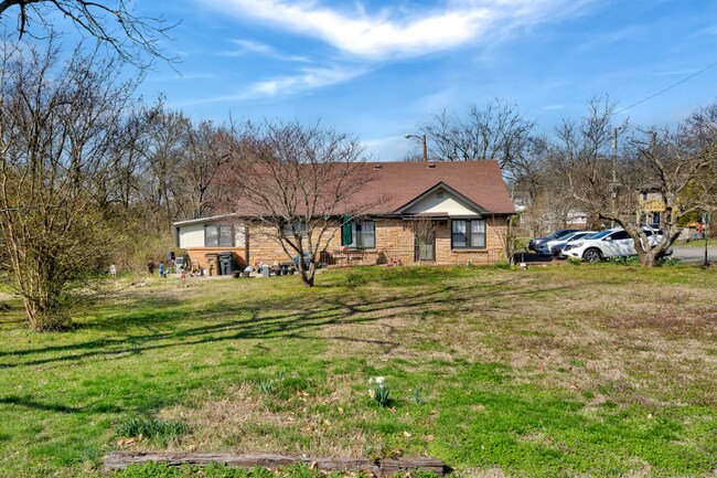 Building Photo - 600 Larkin Springs Rd