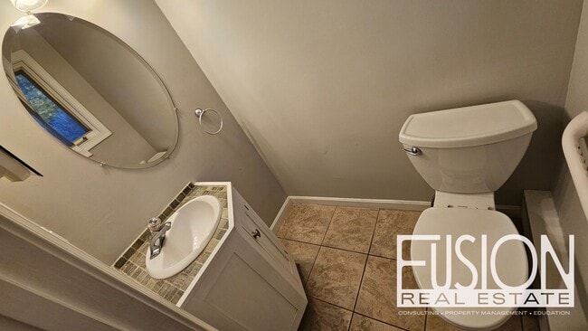 Building Photo - Bright, Spacious End-Unit Townhome in Premier South Burlington Neighborhood AVAILABLE NOW with $1...