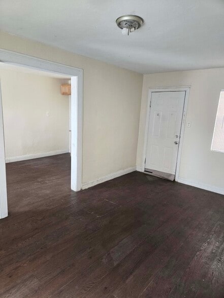 Building Photo - 413 W Van Buren Ave