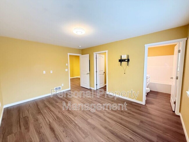 Building Photo - 5711 NE 74th Ct