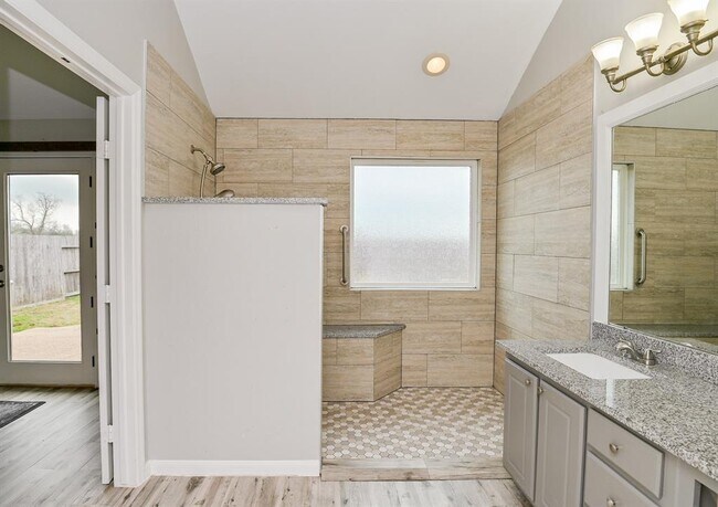 Building Photo - 2526 Lake Dale Ln